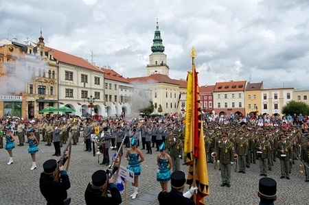 Vojenští hudebníci předvedou pestré uniformy i náročné pochodové sestavy