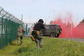 Útočníci se pokouší proniknout do tankoviště (2)