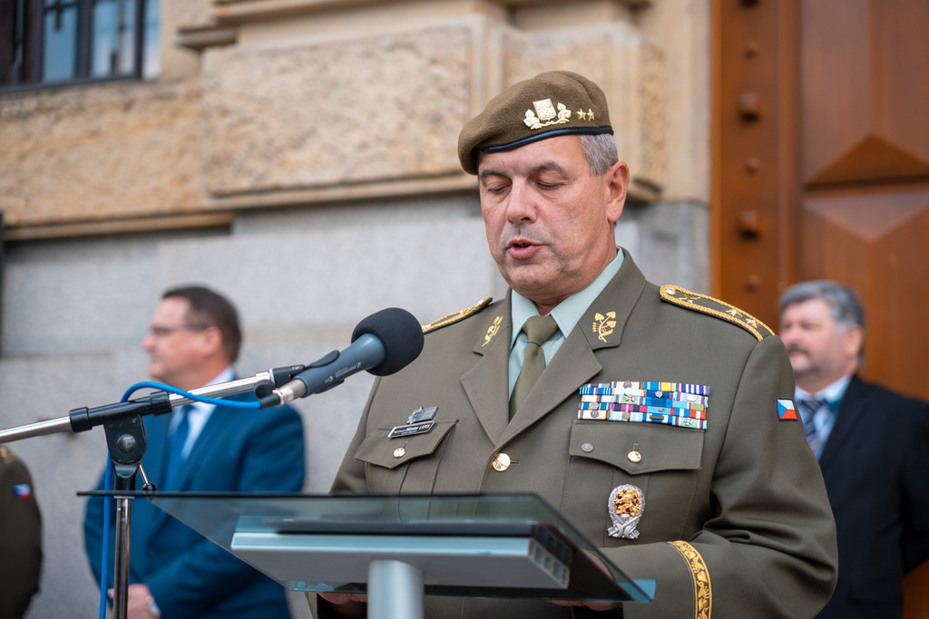 Úvodní projev k zahájení výstavy pronesl zástupce náčelníka generálního štábu -inspektor AČR generálmajor Miloslav Lafek 