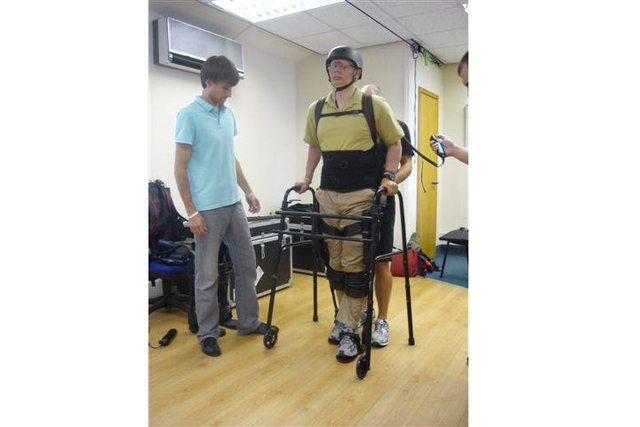 Už po pár okamžicích ve skeletu udělal Regi své první kroky