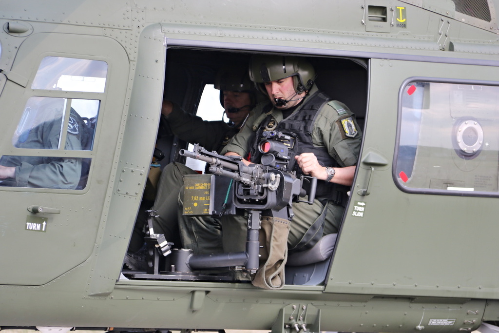 V případě lehkého stroje AW109 na cíle střílel palubní střelec