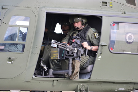 V případě lehkého stroje AW109 na cíle střílel palubní střelec