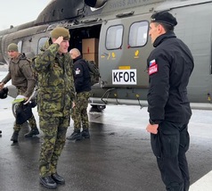 V Prištině delegaci na letišti přivítal velitel 1. jednotky VP MSU KFOR plk. Zdeněk Koreczki 2