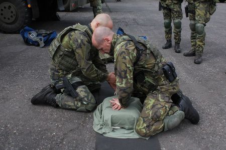V průběhu cvičení si paragáni procvičují i zdravotní přípravu
