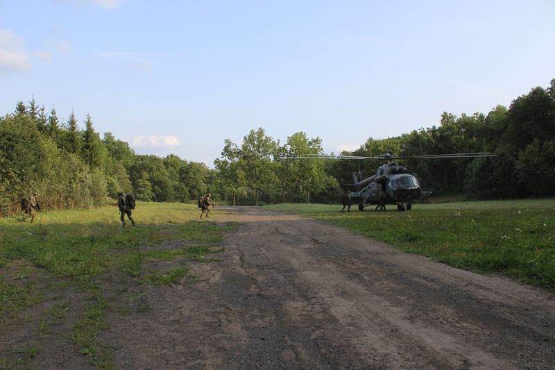 V rámci aerobilní operace probíhá vyzvednutí výsadkářů z prostoru
