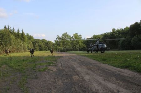 V rámci aerobilní operace probíhá vyzvednutí výsadkářů z prostoru