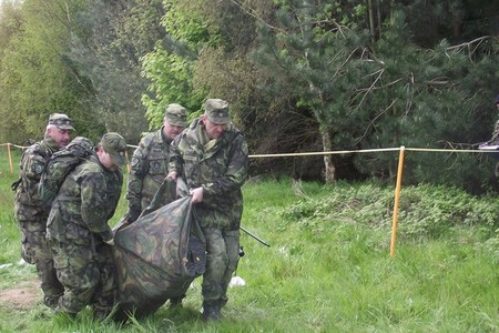 V soutěžních úkolech nechyběl přesun raněného