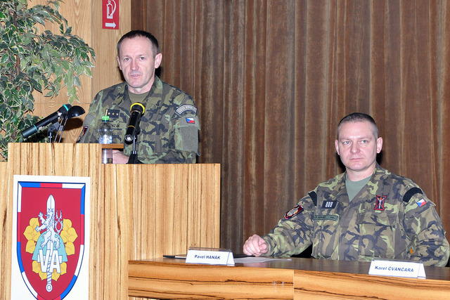 V závěru ceremoniálu hovořil k absolventům plk.Honzák