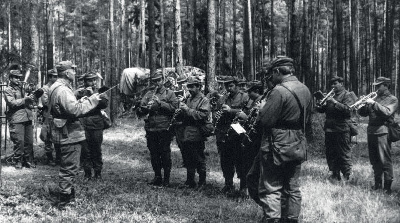 Ve vojenských výcvikových prostorech se často cvičilo a koncertovalo i v lese (50. léta).