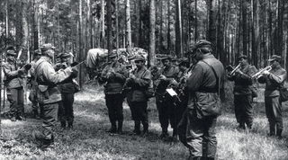Ve vojenských výcvikových prostorech se často cvičilo a koncertovalo i v lese (50. léta).