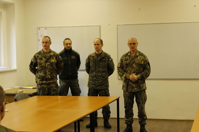 Velitel 15. žp s lektory z CoE EOD