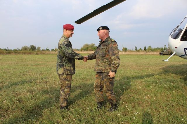 Velitel 4. brigády plukovník Roman Náhončík vítá zástupce velitele Pozemních sil Německa generálporučíka Jacobsona