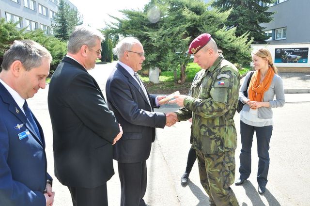 Velitel 4. brigády rychlého nasazení plukovník Miroslav Hlaváč se loučí s izraelskou delegací