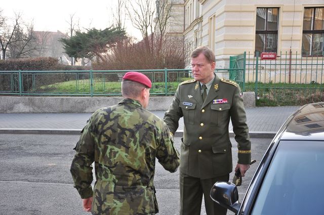 Velitel 4. brigády rychlého nasazení plukovník Miroslav Hlaváč vítá 1. zástupce náčelníka Generálního štábu Armády ČR generálporučíka Josefa Bečváře v Žatci