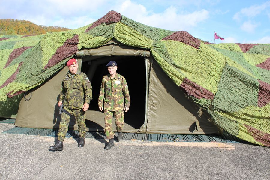 Velitel 4. brigády rychlého nasazení s velitelem sboru generálporučíkem Michielem van der Laanem