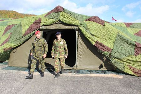 Velitel 4. brigády rychlého nasazení s velitelem sboru generálporučíkem Michielem van der Laanem