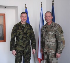 Velitel 5. sboru Armády Spojených států v Evropě John Kolasheski a náčelník Generálního štábu Karel Řehka
