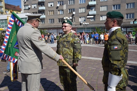 Velitel 53. pPzEB plukovník gšt. Pavel Varmus přebírá prapor z rukou velitele Pozemních sil