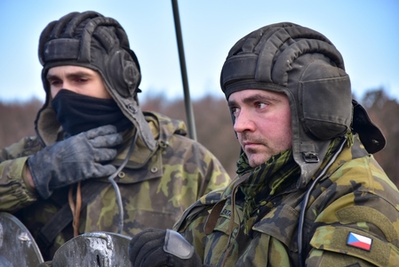 Velitel a střelec ve věži BVP-2