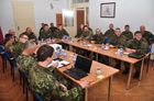 Velitel brigády plukovník Hlaváč při úvodní prezentaci pro generála Bečváře