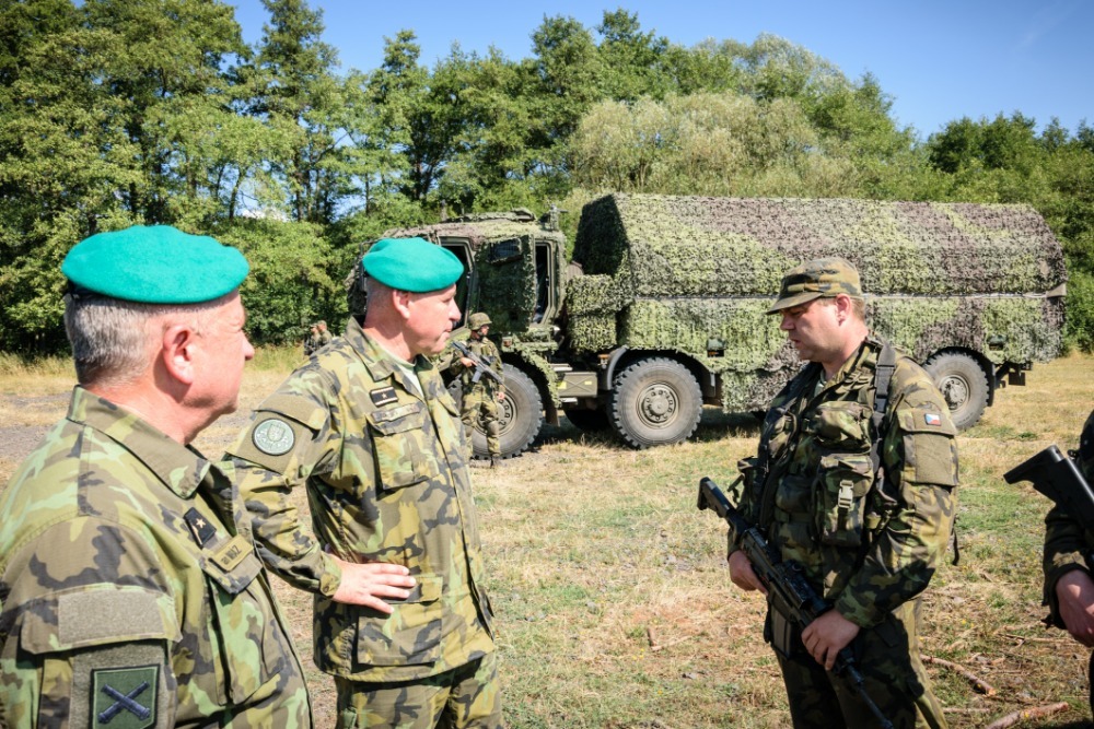 Velitel Pozemních sil AČR a velitel 13. dělostřeleckého pluku v hovoru s osádkou vozidla