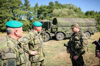 Velitel Pozemních sil AČR a velitel 13. dělostřeleckého pluku v hovoru s osádkou vozidla