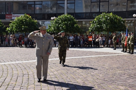 Velitel Pozemních sil generálmajor Gurník a končící velitel plukovník gšt. Havlík při přehlídce jednotek