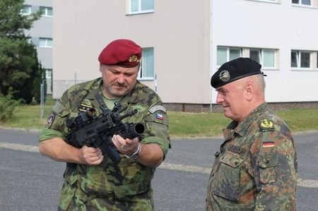 Velitel Pozemních sil ČR generálmajor Ján Gurník ukazuje útočnou pušku CZ 805 Bren zástupci velitele Pozemních sil Německa generálporučíkovi Carstenu Jacobsonovi