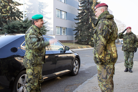 Velitel Pozemních sil generálmajor Štefan Kaleta je vítán velitelem 4. brigády plukovníkem Romanem Náhončíkem u 41. mechanizovaného praporu