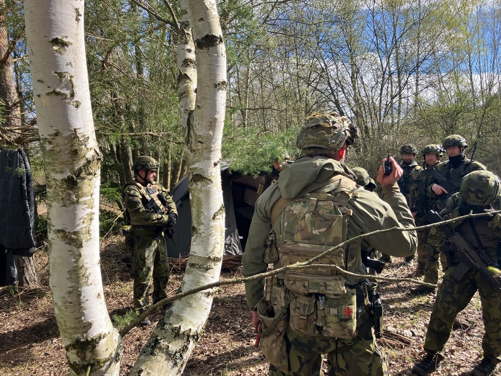 Velitel TF C-IED upřesňuje velitelům specializovaných skupin úkoly dalšího dne akce