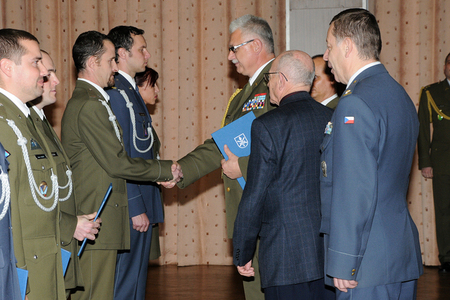 2 měsíce – 8 týdnů – 288 hodin. Praporčický kurz má nové absolventy