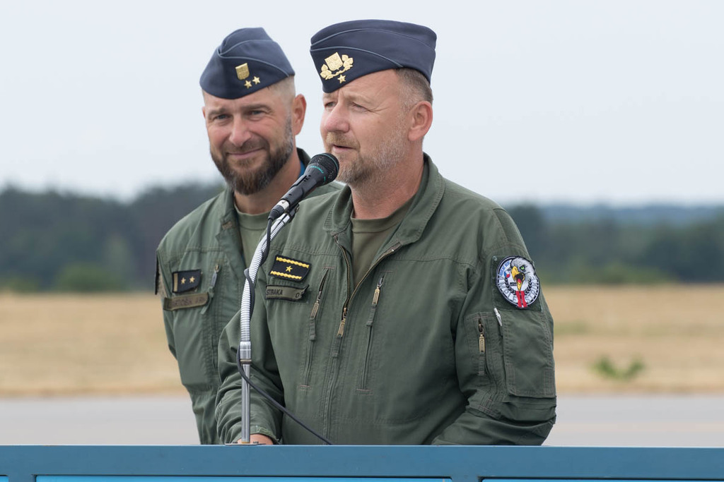 Velitel základny brig. gen. Straka s velitelem 222. vrtulníkové letky