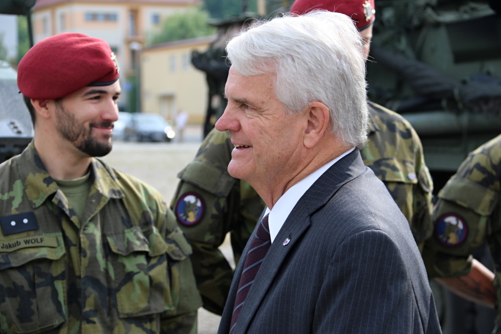 Velvyslanec King při debatě s vojáky