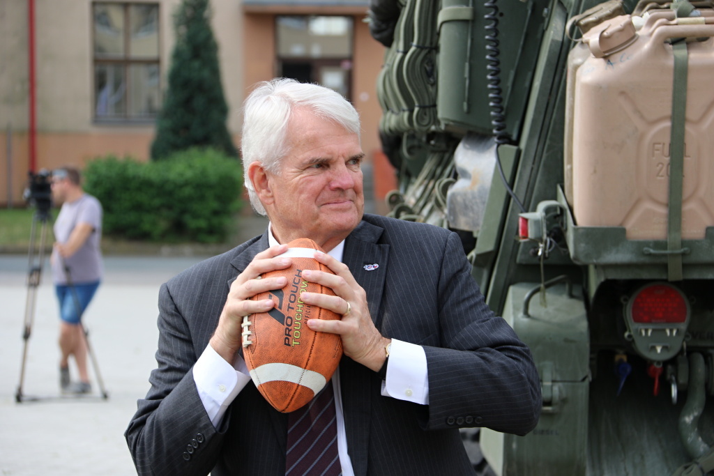 Velvyslanec pobavil přítomné výzvou k fotbalovému utkání