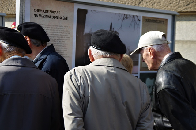 Veteráni protichemického boje si prohlíží výstavu