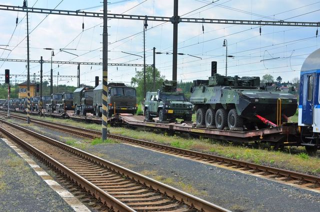 Vlaková přeprava techniky 4.brigády rychlého nasazení do Holandska