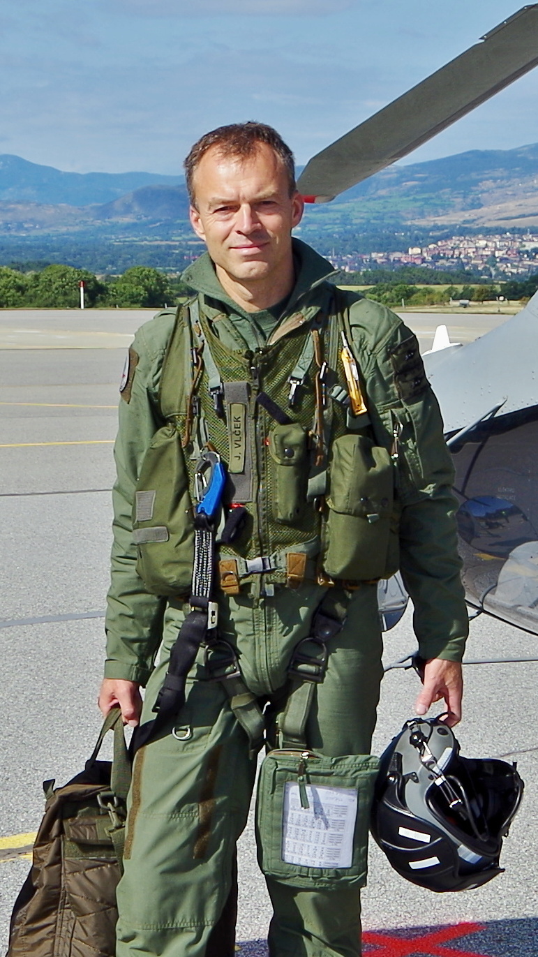 Praporčík Jaroslav Vlček, v roce 2002 palubní technik Letky letecké pátrací a záchranné služby SAR