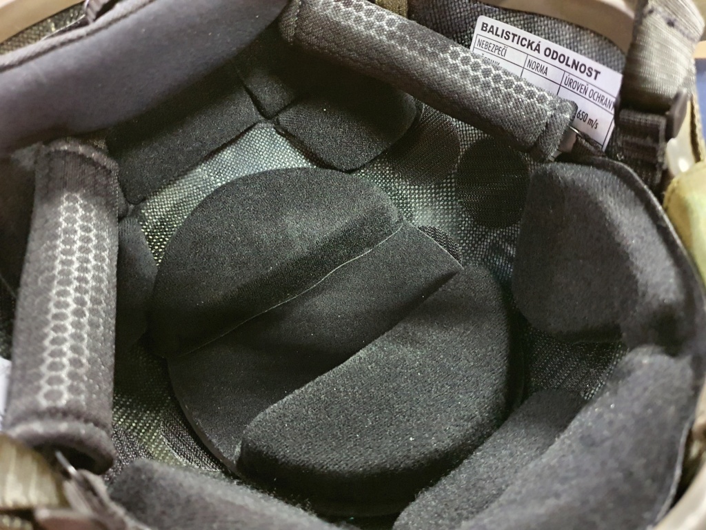 Vnitřek je velice komfortní a lze jej přizpůsobit doslovně každé hlavě