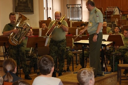 Výchovný koncert Ústřední hudby AČR ukázal, že časy Šimka a Grossmanna jsou minulostí