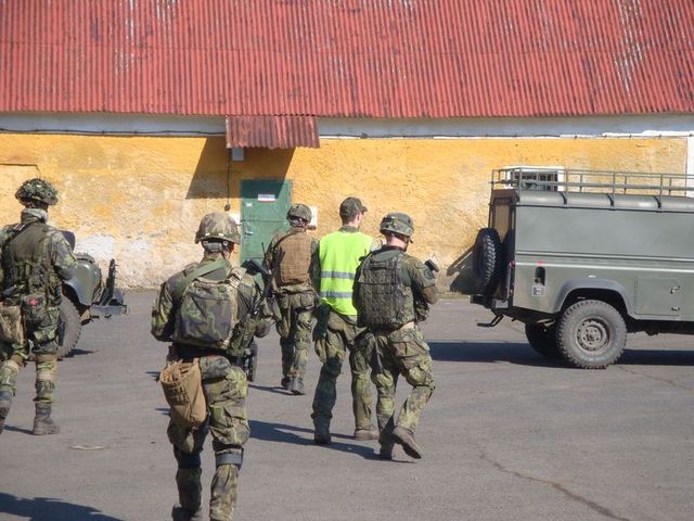 Vojáci nacvičují pohyb a ochranu důležité osoby