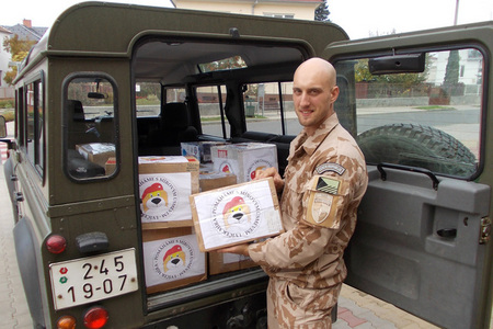 Lvíček Míra dokončil svou druhou sbírku pro děti v Afghánistánu