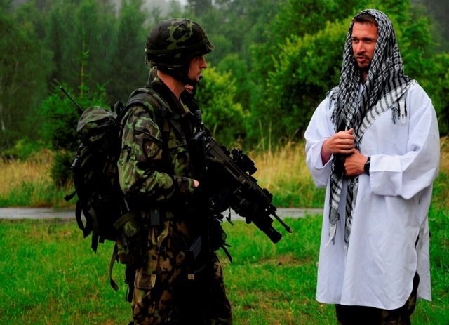 vojáci při jednání s místním obyvatelstvem