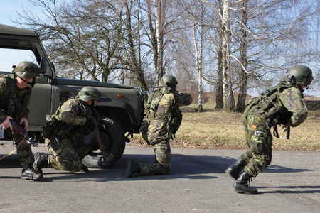 Je reálnější než klasické střelby, pochvalovali si laserový simulátor pardubičtí vojáci