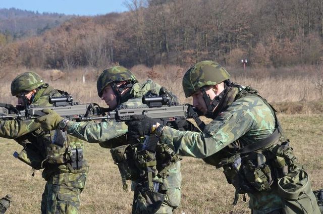Vojáci střílejí z útočné pušky CZ 805 Bren