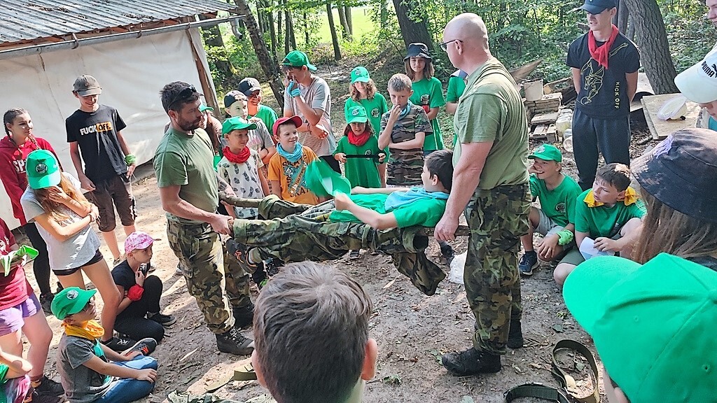 Pochody v dešti, vojenský budíček i spousta úkolů. Náročný Army Camp POKOS přesto vzbudil nadšení