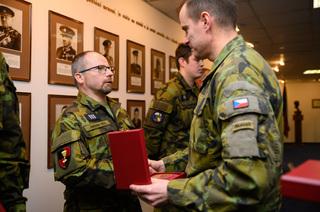 Vojáci zachránili například seniorku po nehodě nebo strojvedoucí z vlaku