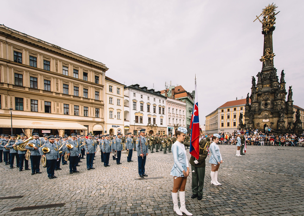 Vojenská hudba Banska Bystrica během slavnostního zahájení festivalu.