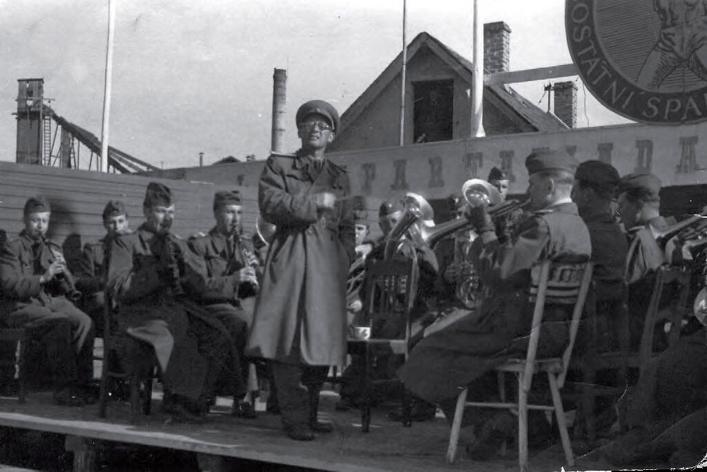 Vojenské hudby vyhrávaly při celostátních spartakiádách, tak i dělníkům v továrnách (1955).