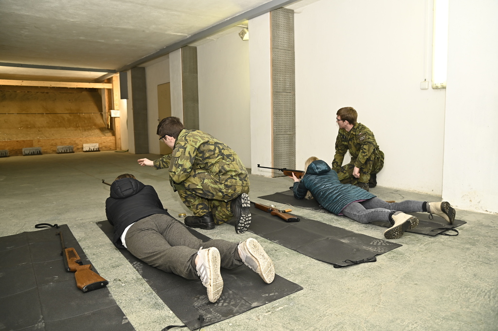 Vojenští studenti pomáhali žákům základních škol při střelbě ze vzduchovky
