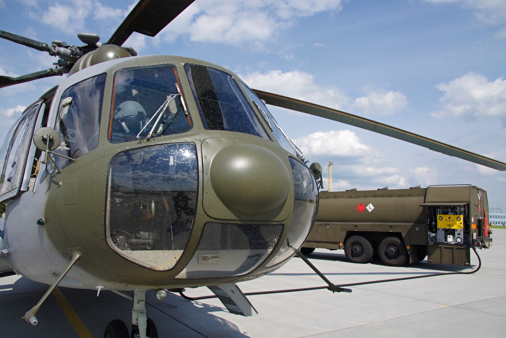 Vrtulník Mi-17 bylo potřeba po několikahodinovému letu dotankovat v Náměšti nad Oslavou
